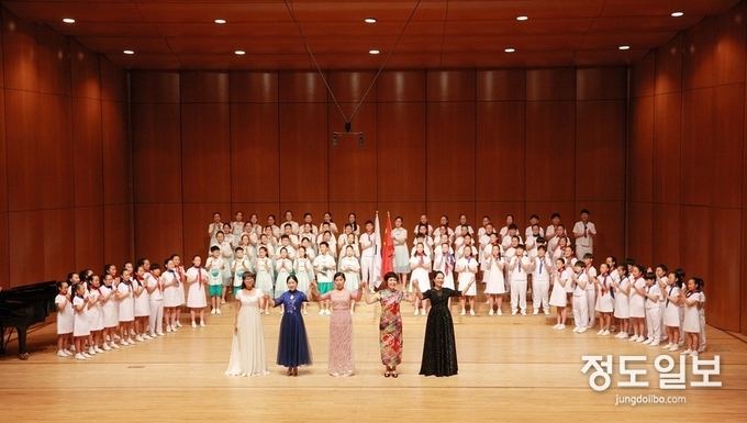 창원시립소년소녀합창단이 지난 24일 오후 5시 성산아트홀 소극장에서 자매도시인 중국 마안산시 소년소녀합창단을 초청해 화합을 다지는 교류음악회를 가졌다.