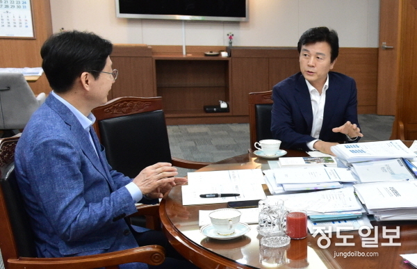 진주시는 26일 조규일 진주시장이 경남도청에서 김경수 경남도지사를 만나 지역 현안사업에 대해 건의하고 공유·소통하는 시간을 가졌다고 밝혔다.