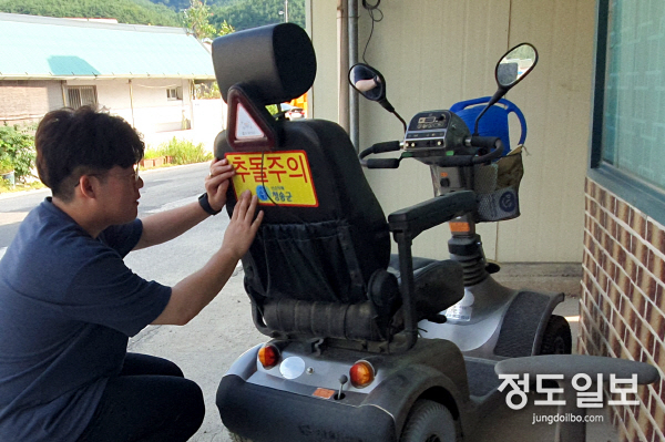 청송군은 최근 전동스쿠터의 야간운행 안전사고를 최소화하기 위해 안전표지판 부착 지원에 나섰다.