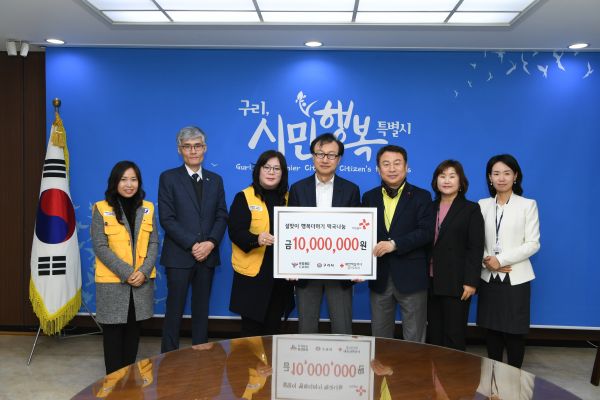 ㈜로보큐브테크 대표(김영석)가 기부금을 전달하고 있다