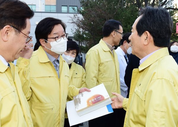 염태영 시장이 정세균 총리에게 「메르스 일성록」을 전달하고 있다.