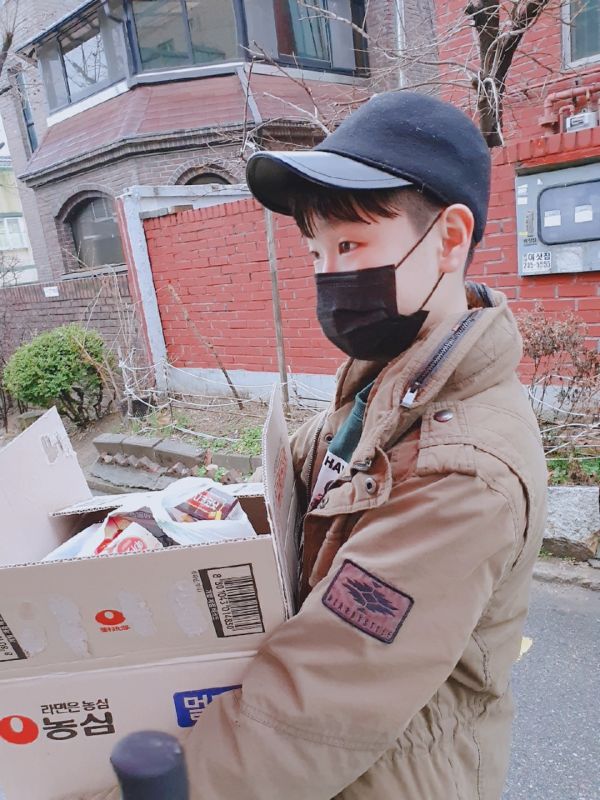 수원시 팔달구 고등동에 살고 있는 한민준군이 팔달구보건소로 간식을 보내는 모습