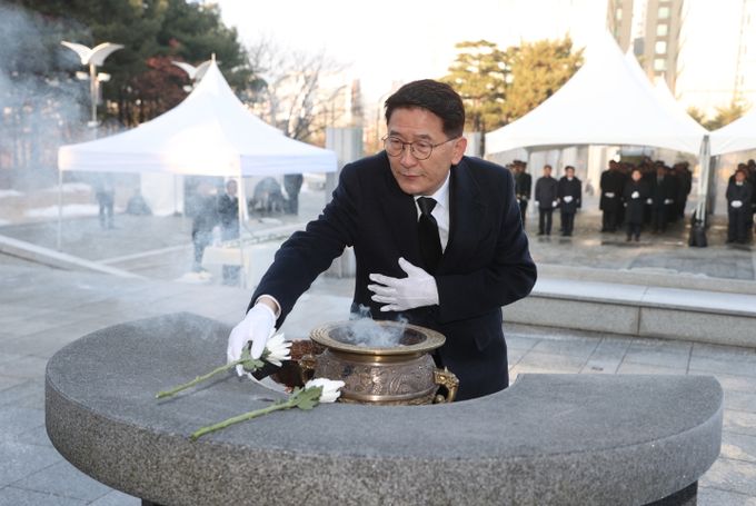 수원특례시의회, 현충탑 참배로 2024 갑진년 새해 첫 일정 시작