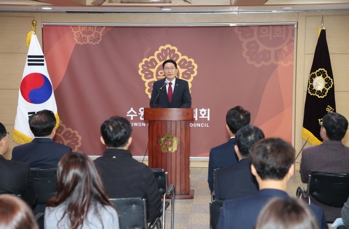 김기정 의장이 시무식에서 신년사를 하고 있다.