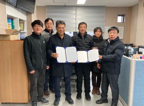 수원시 상수도사업소·반딧불이 연무시장 상인회 관계자들이 협약 후 기념촬영을 하고 있다.