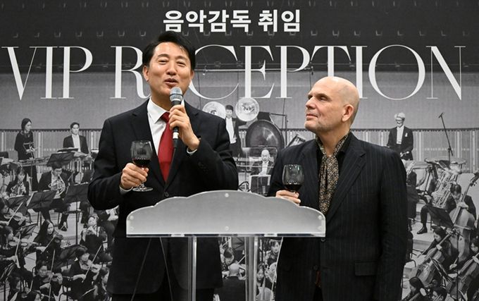 오세훈 서울시장이 25일 열린 서울시향 음악감독 취임 연주회 ‘2024 서울시향 얍 판 츠베덴의 새로운 시작’ 사전 리셉션 행사에 참석해 츠베덴 감독과 함께 건배사를 하고 있다.