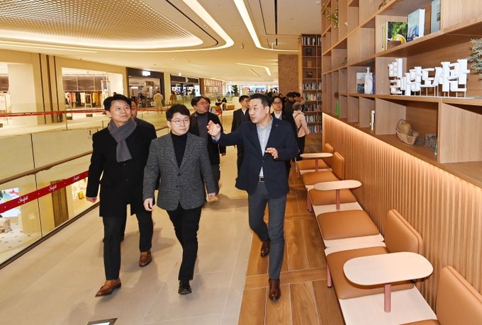 황인국 제2부시장(가운데)이 스타필드 수원을 찾아 점검하고 있다