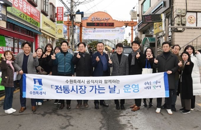 황인국 수원시 제2부시장(오른쪽 7번째)과 수원시 도시정책실 직원들이 단체 사진을 촬영하고 있다.