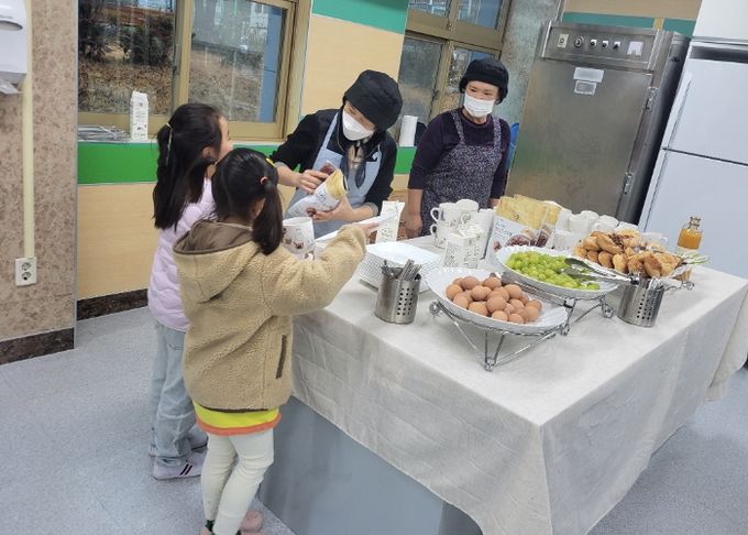 전남 도내 한 초등학교에서 자원봉사자들이 아침 간편식 배식을 하고 있다.