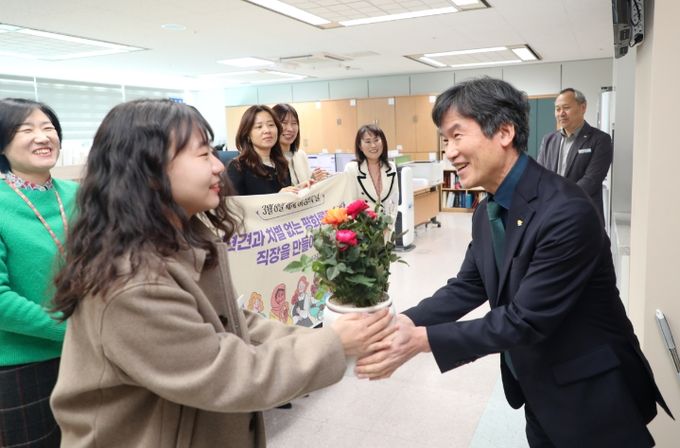 세계 여성의 날 장미꽃 화분 빵 나눔