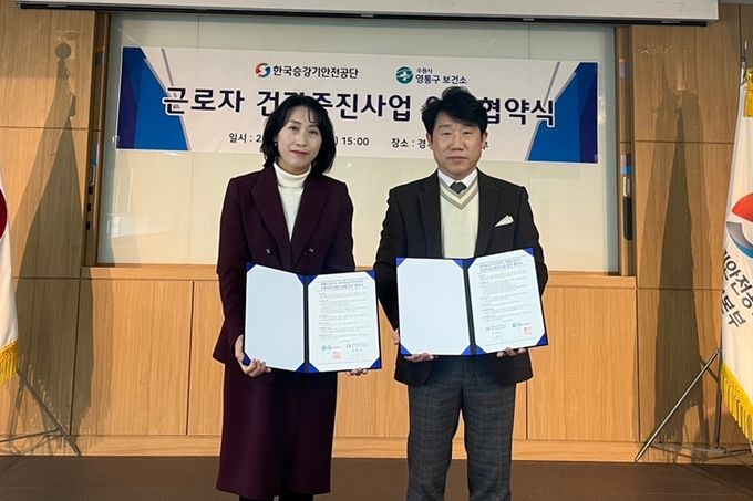 업무협약 체결 후 기념촬영을 하고 있다.