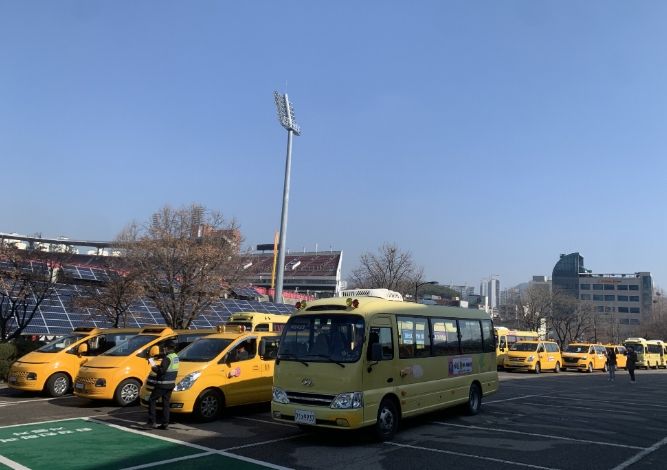 수원시와 수원남부·중부·서부경찰서, 한국교통안전공단 경기남부본부가 어린이 통학버스 합동점검을 하고 있다.
