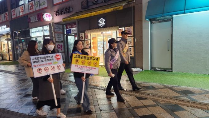 28일 보람동에서 학교주변 유해환경 민·관 합동점검이 진행되고 있다.
