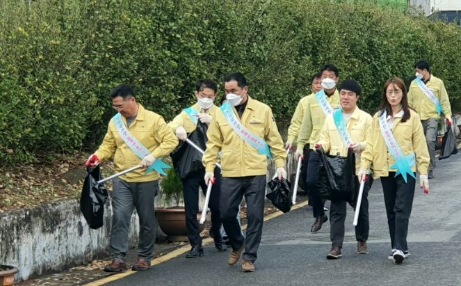 대전동부교육지원청, 청렴줍깅과 함께하는 식목 행사 실시