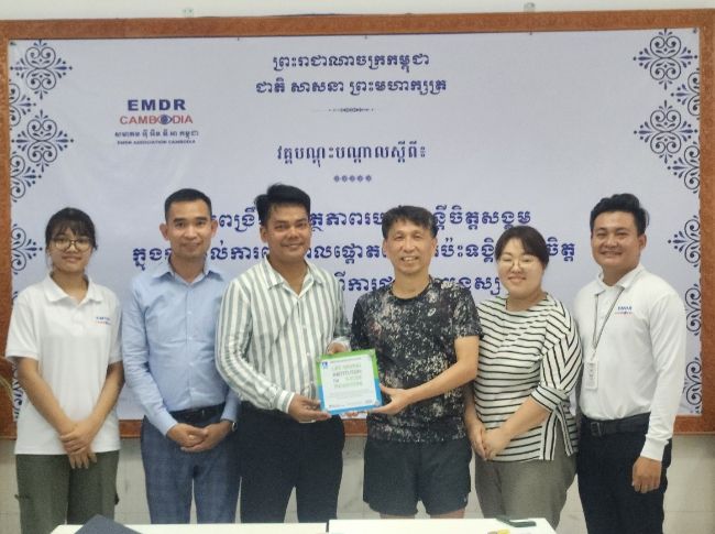수원시자살예방센터와 캄보디아 EMDR협회 관계자가 생명사랑안전공동체 기술지원 업무 협약를 체결한 후 기념촬영을 하고 있다.