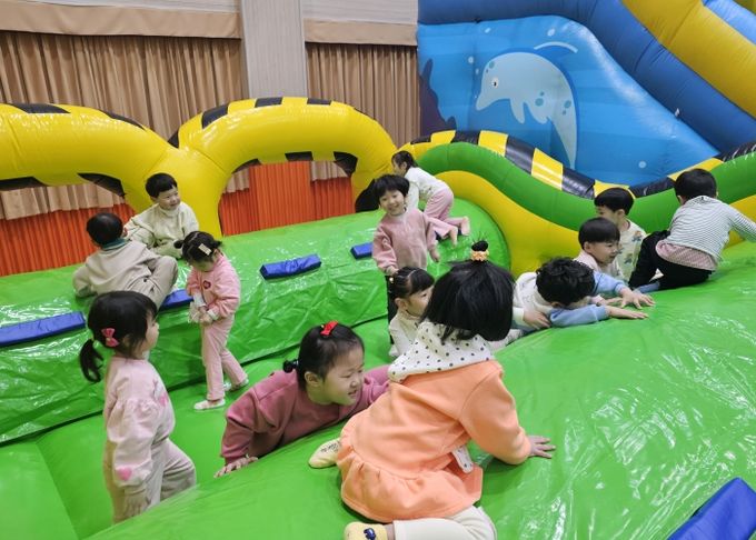 에어바운스로 놀면서 실시하는 유초이음