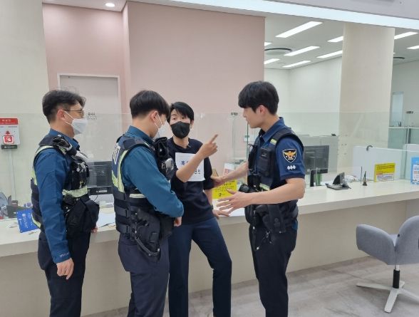 수원시가 1일 시청 통합민원실에서 ‘특이민원 대응 모의훈련’을 하고 있다.