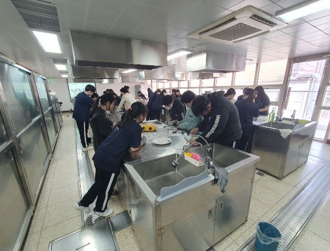 수원중학교 학생들이 월간 진로의 날에 참여하고 있다.