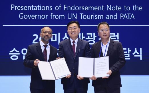 10일 서울 코엑스에서 열린 제3회 세계관광산업컨퍼런스에 김관영 도지사가 ‘2026 세계미식관광포럼’의 전북 유치 도전을 공식 선포한 가운데 ‘노어 아흐마드 하미드’ 아시아태평양관광협회(PATA) 대표(왼쪽)와 ‘해리 황’ 유엔세계관광기구(UN Tourism) 아시아 태평양 지역국장(오른쪽)이 전북자치도 지지 서한 전달식을 갖고 있다
