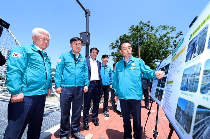 김관영 전북특별자치도지사는 14일 무주 시군방문 일정을 마치고 황인홍 무주군수와 함께 남대천 별빛다리를 찾아 직접 현장안전점검을 하고 있다.