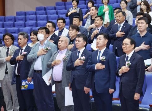 27일 도청 공연장에서 열린 전북특별자치도소상공인연합회 출범 및 취임식에 김관영 전북특별도지사와 윤기준 소상공인연합회 중앙회장, 윤준병 국회의원, 안태용 전북지방중소벤처기업청장, 전북특별자치도소상공인연합회 회원 등 300여 명이 참석한 가운데 강락현 신임 회장을 비롯한 임원진의 출범을 축하하고 있다.