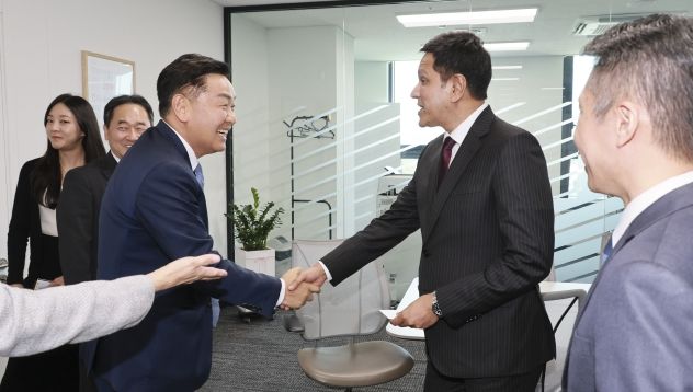 3일 전북테크비즈센터에서 글로벌 금융서비스 기관인 'BNY멜론'과 'BNY멜론자산운용부문'의 전주사무소 확장 이전 개소식에 김관영 도지사와 김태현 국민연금공단 이사장, 도니 샴수딘(Doni Shamsuddin) BNY멜론자산운용부문 아시아태평양 CEO, 로한 싱(Rohan Singh) BNY멜론 공적기관 수탁총괄, 박현주 BNY멜론 한국대표등 참석자들이 개소식을 갖고 기념촬영을 하고 있다,