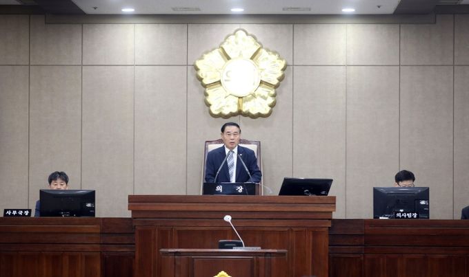 수원특례시의회 후반기 의장 이재식, 부의장 김정렬 선출