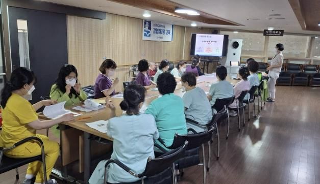 장안구보건소가 요양원 종사자를 대상으로 감염병 대응 교육을 하고 있다.