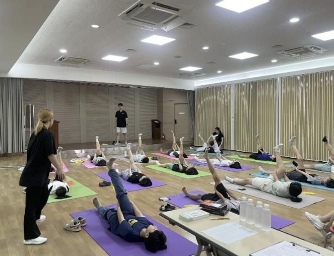 수원시 초등학생·중학생들이 ‘척추 건강 바른 체조’ 프로그램에 참여하고 있다