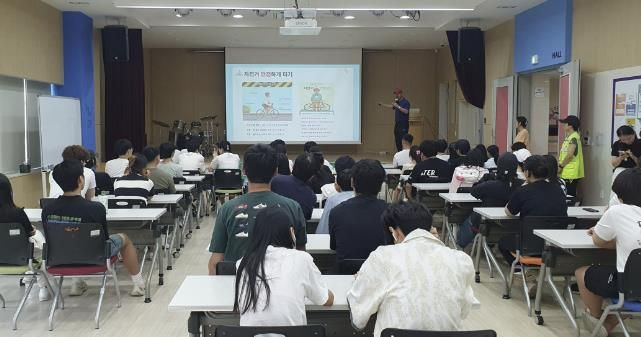 다문화 청소년들에게 자전거 안전교육을 하고 있다.