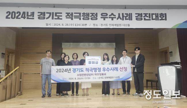 수상 후 기념촬영을 하고 있다.