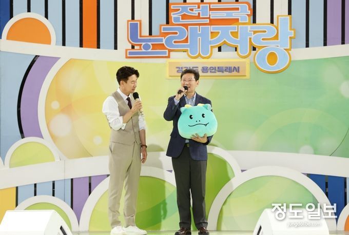 이상일 용인특례시장이 21일 용인실내체육관에서 열린 'KBS 전국노래자랑' 녹화장에서 진행자 남희석에게 용인특례씨 캐릭터 '조아용'을 소개하고 있다.
