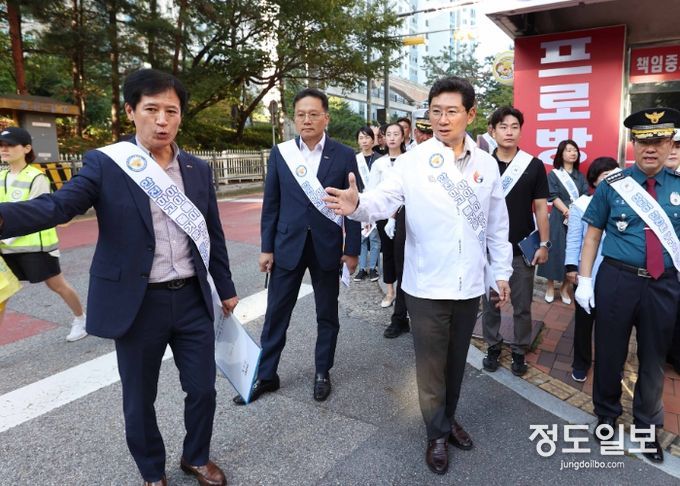 이상일 용인특례시장이 24일 수지구 신촌초 통학로 안전 점검을 하고 있다.