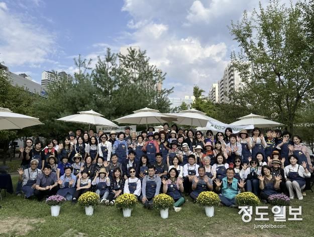 ‘제4회 수원 정원의 날-사이좋게 꽃’ 참가자들이 함께하고 있다.