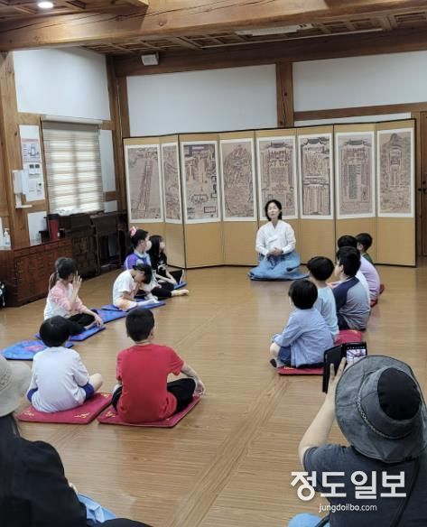 아동들이 전통 예절교육을 받고 있다.
