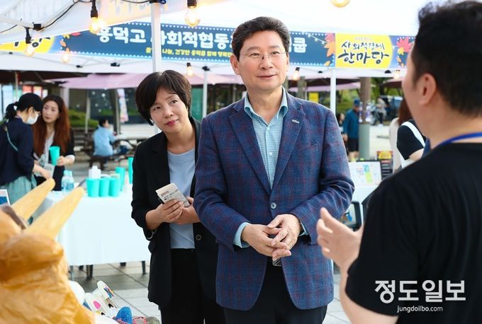 상일 용인특례시장은 27일 동백호수공원 광장에서 열린 '사회적경제 한마당' 행사장을 찾아 참여한 사회적경제기업 부스를 돌며 참여 기업 관계자들을 격려했다.
