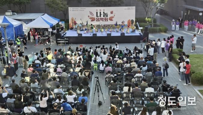용인특례시 수지구는 27일 수지구청 광장에서 장애인식 개선과 경제적 취약 가정 지원을 위한 나눔음악회를 개최했다