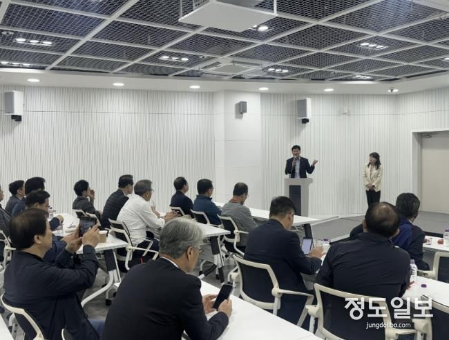 수원시와 수원특례시기독교총연합회가 간담회를 하고 있다.