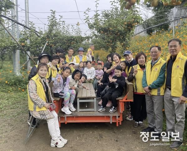 안성시 대덕면 주민자치회, '모산리 배마을에서 배따기 체험' 성황리에 진행