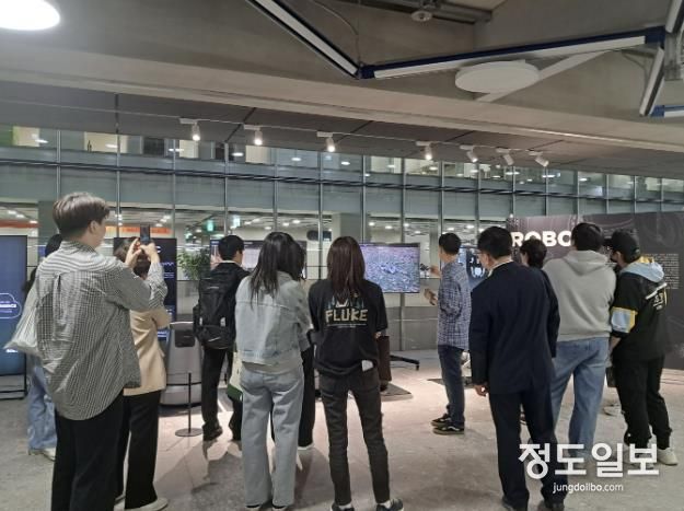 자립준비청년들이 네이버 1784를 견학하고 있다
