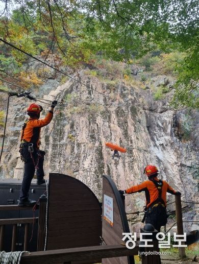 파주소방서, 감악산에서 인명 구조 훈련 ‘가을철 산악사고 예방’ 총력