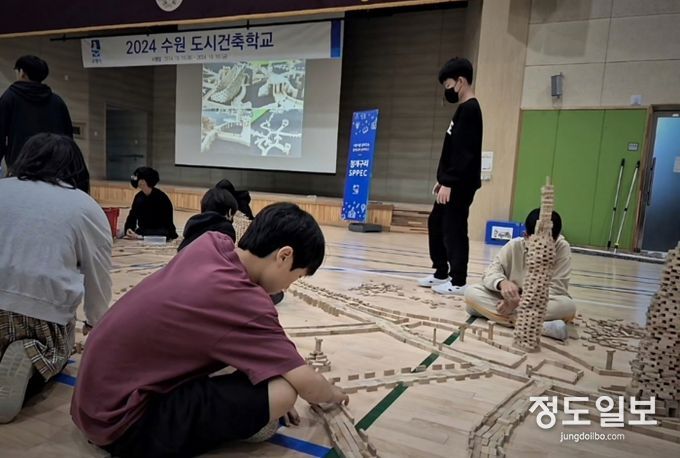 송정초등학생들이 건축물 만들기 실습을 하고 있다.