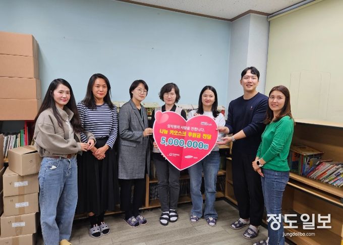후원금 전달 후 기념촬영을 하고 있다.