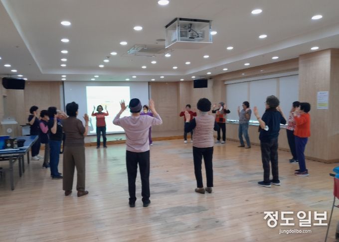 어르신들이 ‘몸튼튼 교실’에서 체조를 하고 있다.
