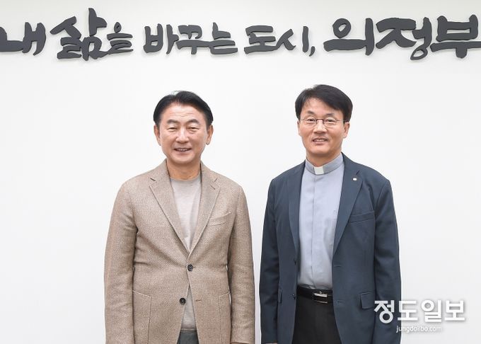 김동근 시장이 10월 31일 가톨릭대학교 의정부성모병원 우연호 행정부원장과 면담을 가진 뒤 함께 기념사진을 찍고 있다.