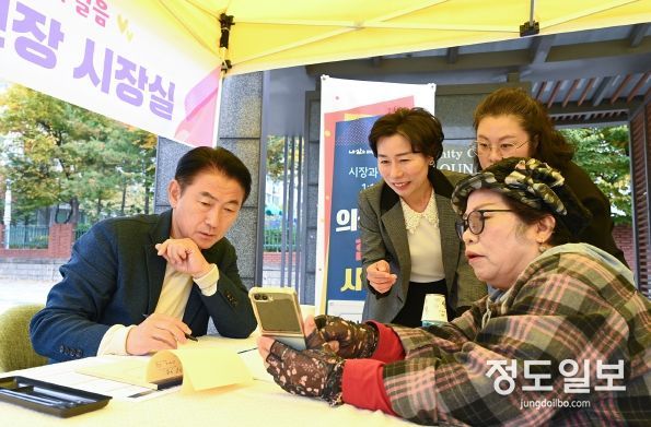 김동근 시장이 11월 1일 장암발곡근린공원에서 ‘현장시장실’을 열고 시민들과 소통하고 있다.