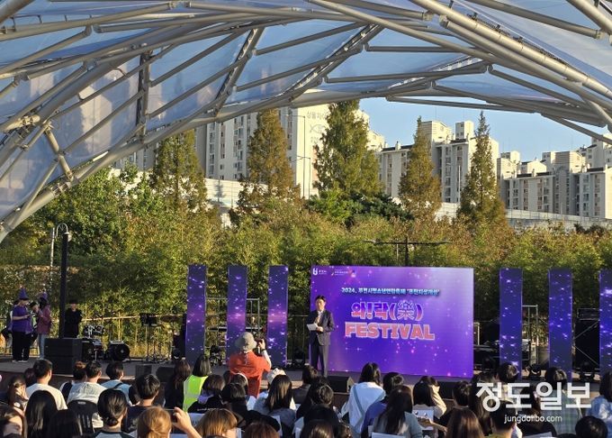 조용익 부천시장이 축사를 하고 있다