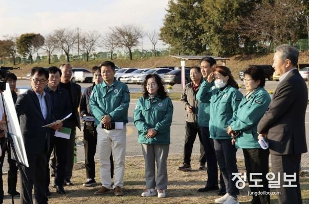 평택시의회 기획행정위원회가 진위천유원지에서 보고받는 모습