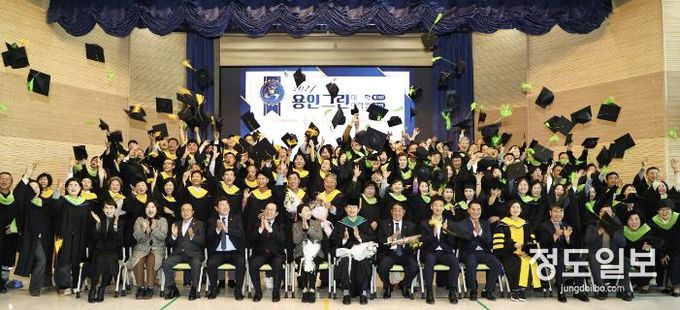 이상일 용인특례시장이 6일 용인그린대학 졸업식에서 졸업생들과 기념촬영을 하고 있다