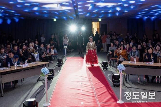 파주시노인복지관, 엘지디스플레이와 함께하는 '어르신 패션쇼'